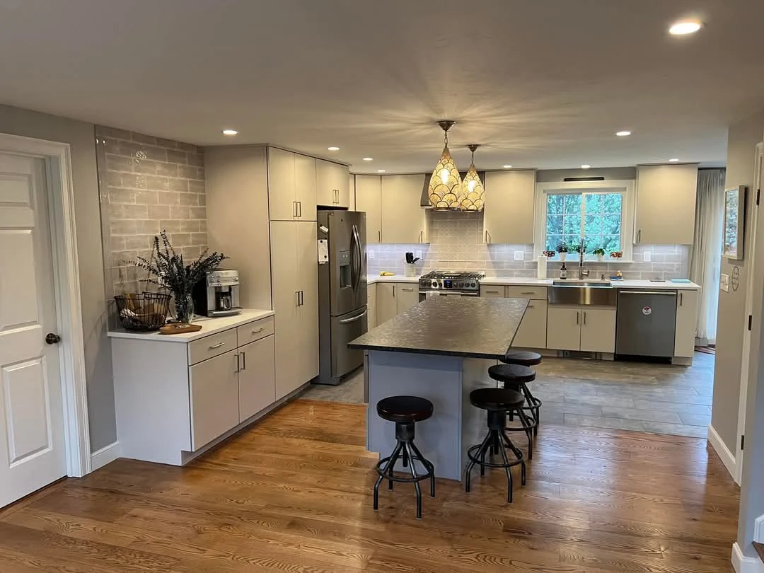 Kitchen island pendant lighting over quartz countertop